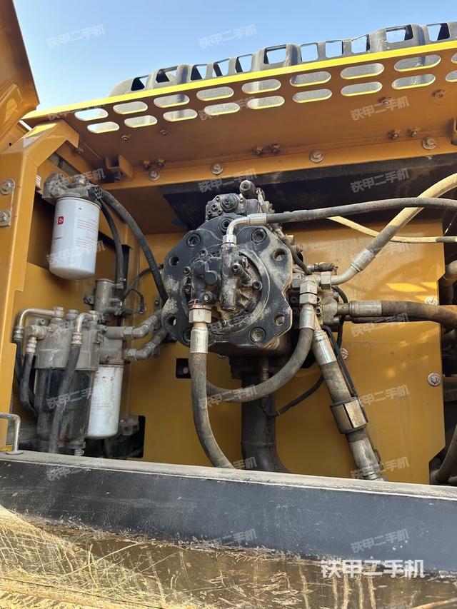 液压泵舱室正面整体（整机外观）