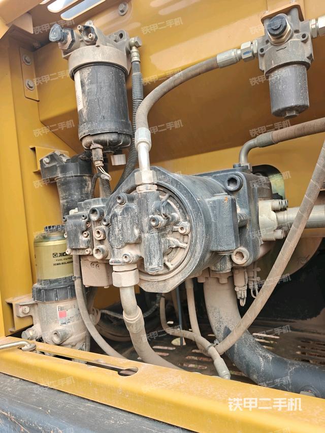 液压泵舱室正面整体（整机外观）