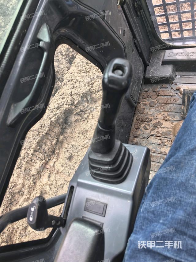 座椅左侧控制台/音响/含左手柄（驾驶室部分）