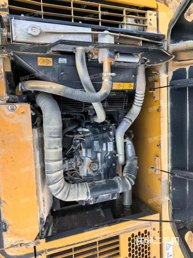 液压泵舱室正面整体（整机外观）