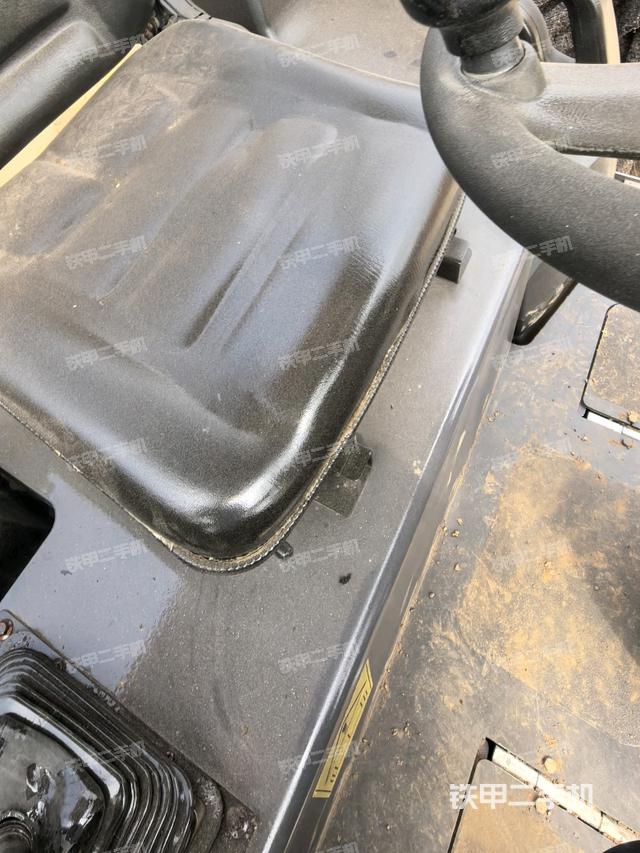 驾驶室顶蓬内（压路机驾驶室）