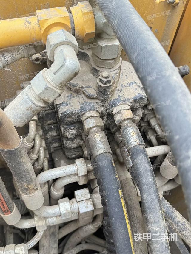 回轉(zhuǎn)馬達和主控閥（整機外觀）