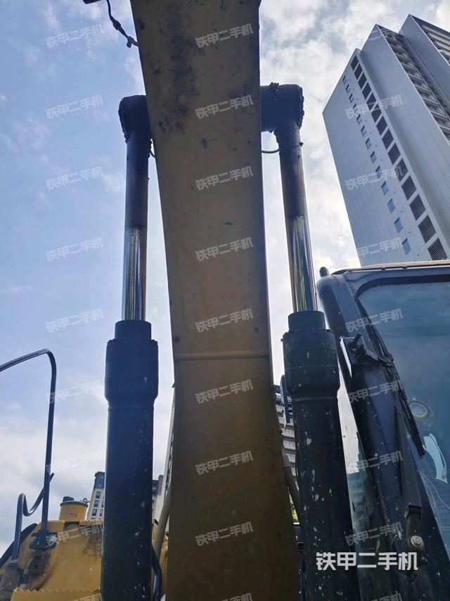 大臂油缸整体 竖拍（工作和回转装置）