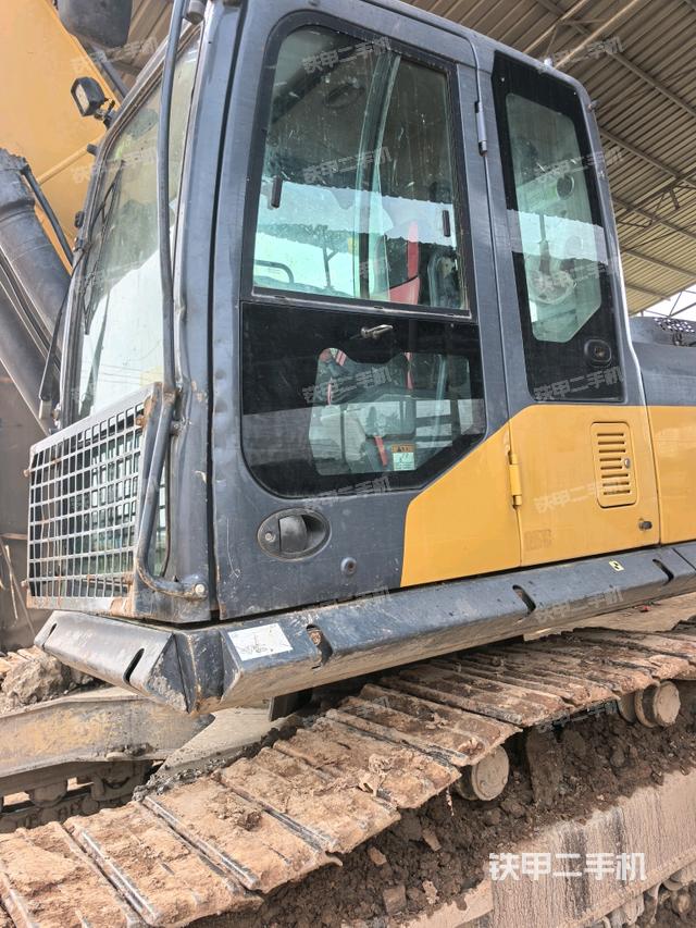 駕駛室整體（整機外觀）