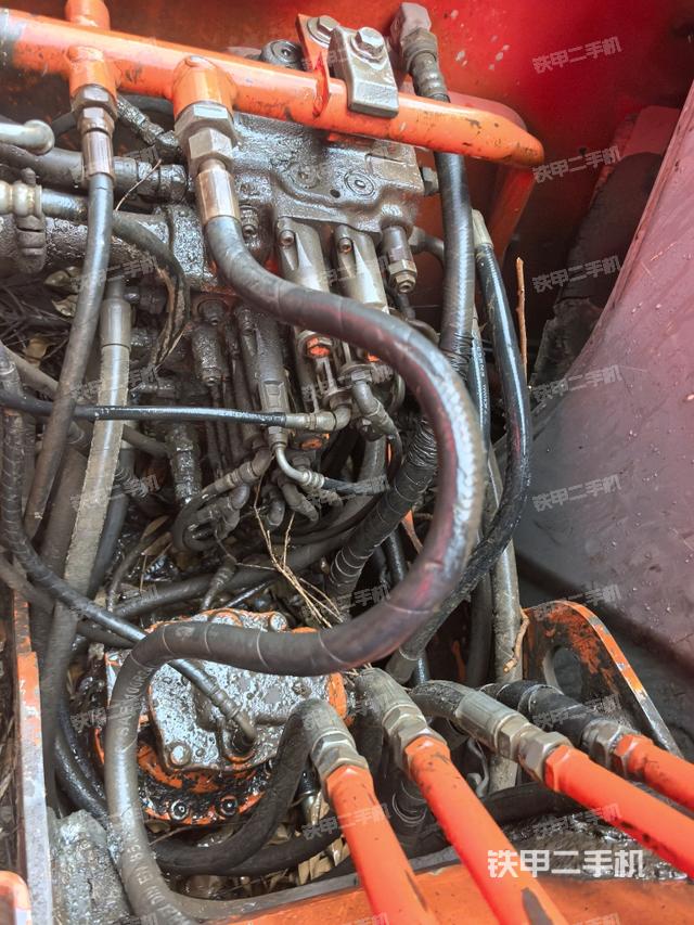 回轉(zhuǎn)馬達(dá)和主控閥（整機(jī)外觀）