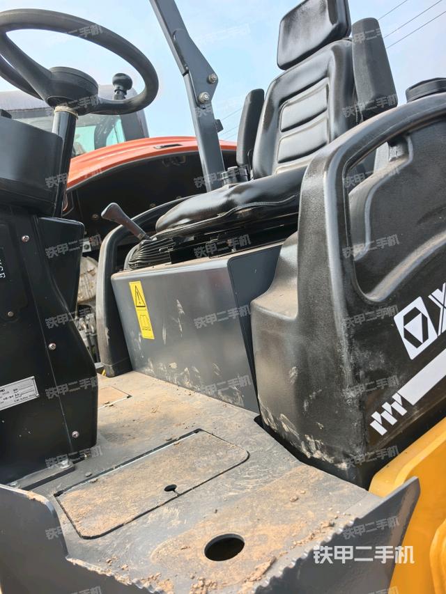 后轮右侧全景（压路机前后车架）