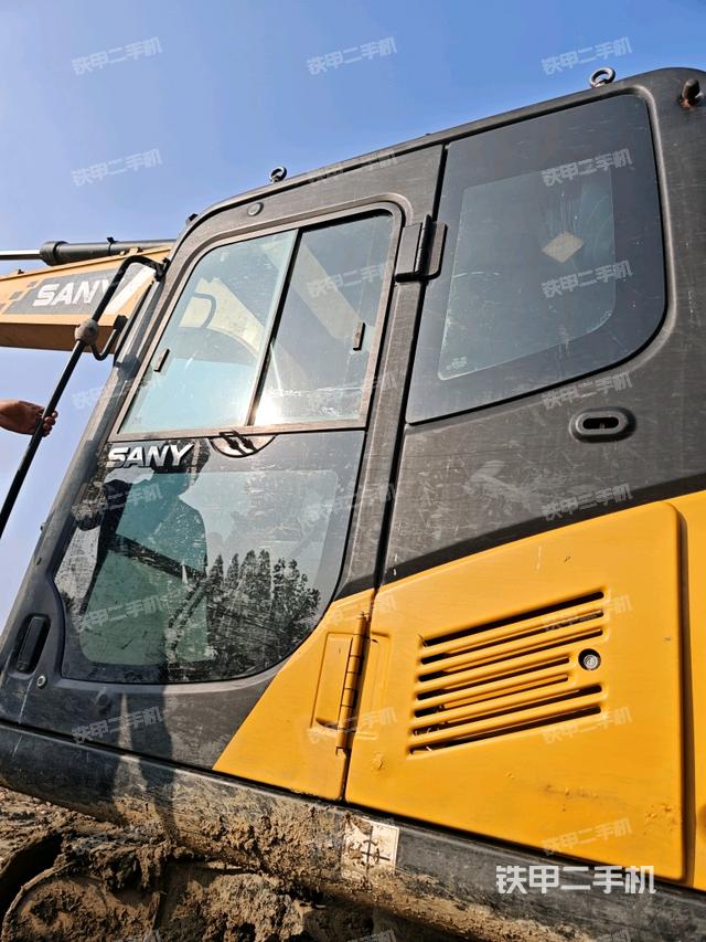 行走控制手柄和踏板?俯拍（駕駛室部分）