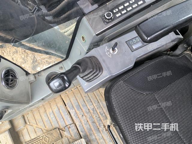 座椅右側控制臺/鑰匙門/油門/含右手柄（駕駛室部分）