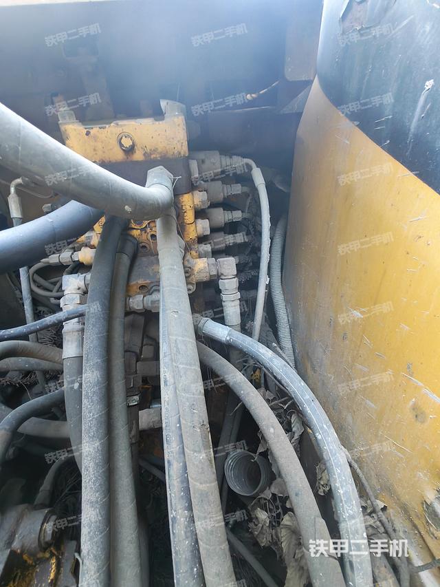 回转马达和主控阀（整机外观）