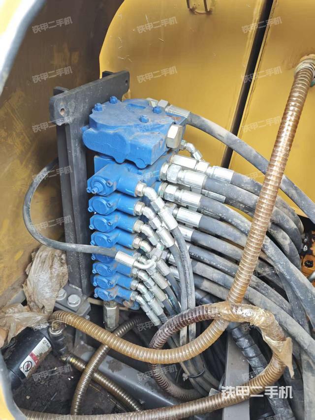 回轉(zhuǎn)馬達(dá)和主控閥（整機(jī)外觀）