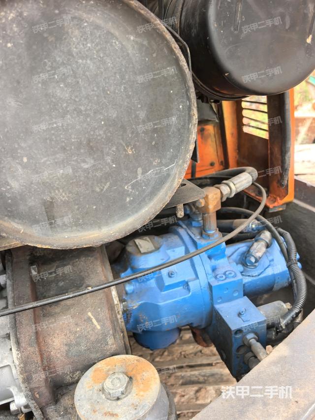 液壓泵艙室正面整體（整機外觀）