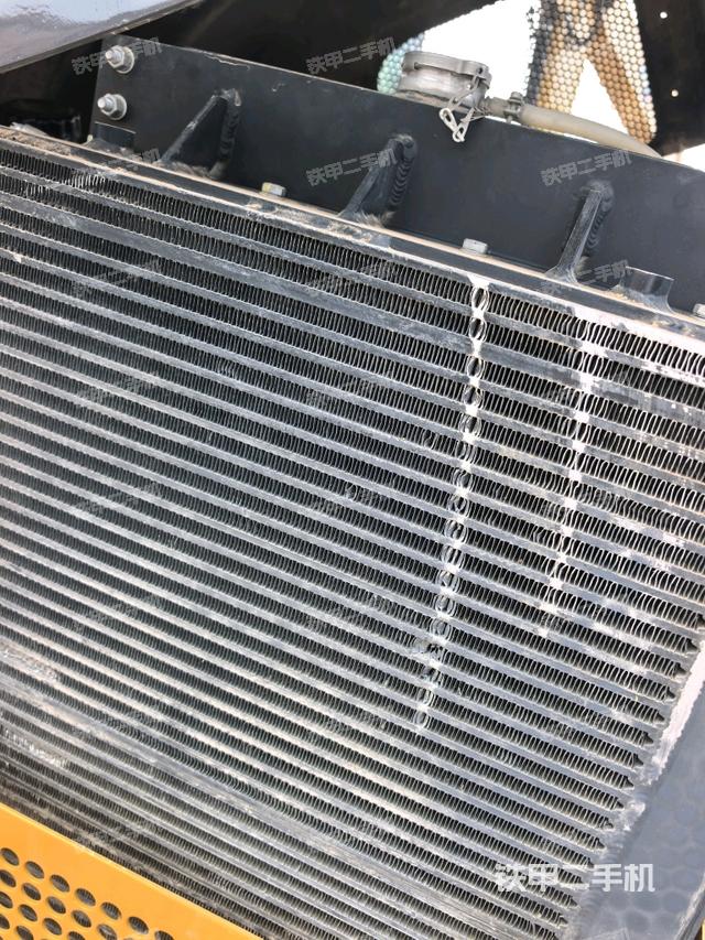 发动机上部全景（压路机发动机舱）