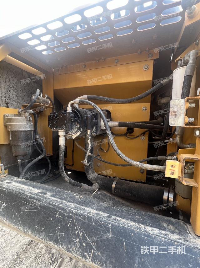 液壓泵艙室正面整體（整機(jī)外觀）