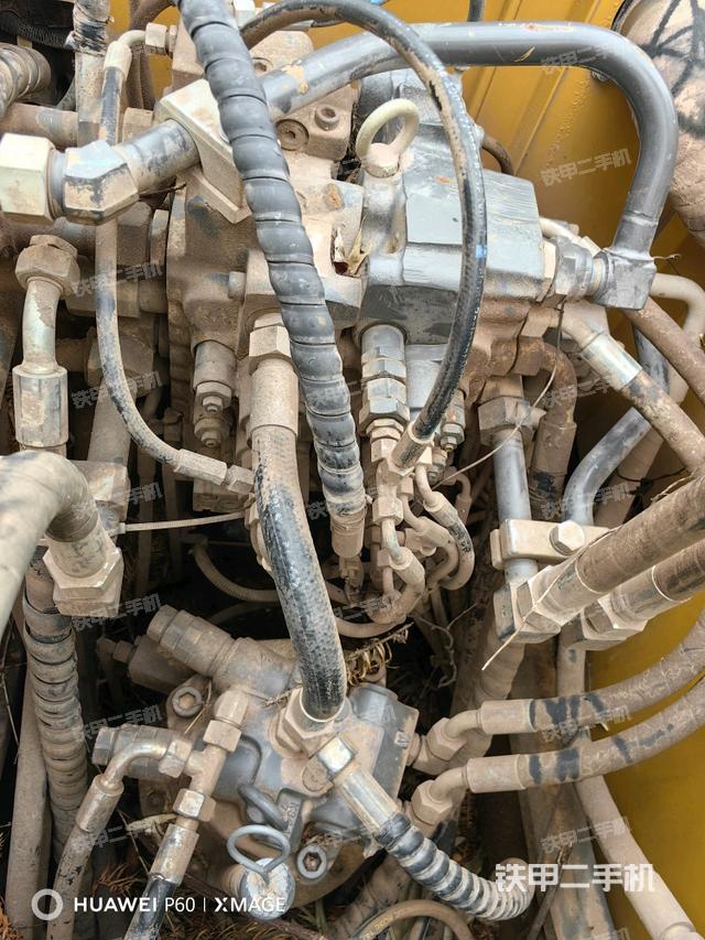 回轉(zhuǎn)馬達(dá)和主控閥（整機(jī)外觀）