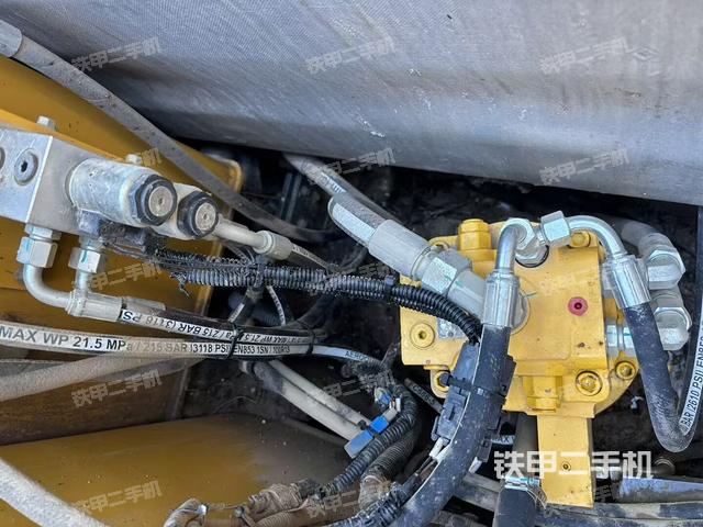 回轉(zhuǎn)馬達(dá)和主控閥（整機(jī)外觀）