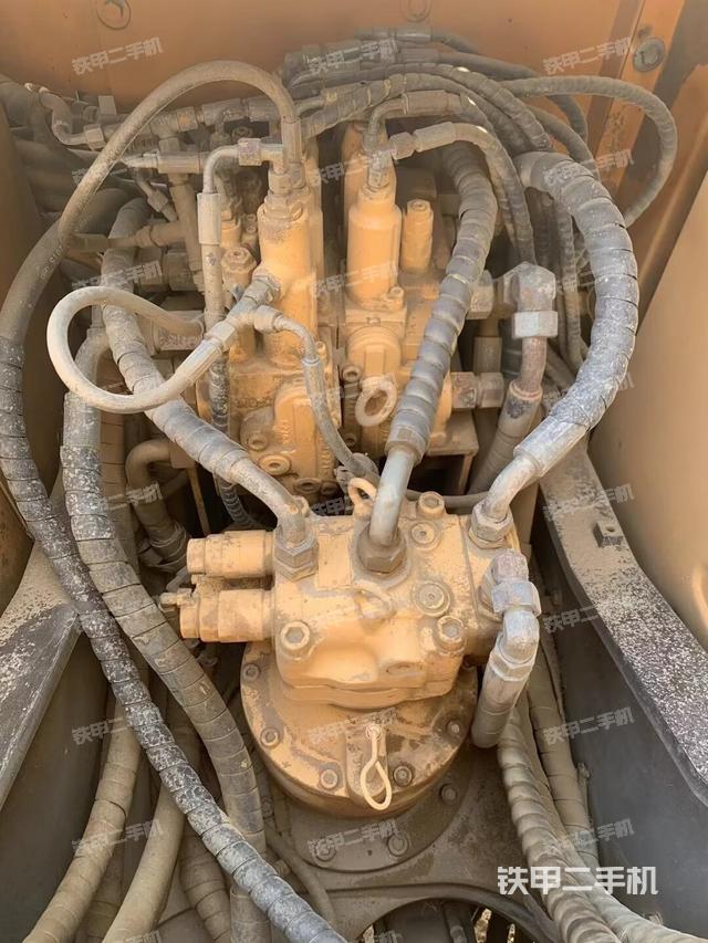 回转马达和主控阀（整机外观）