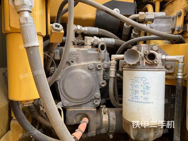 液压泵舱室正面整体（整机外观）