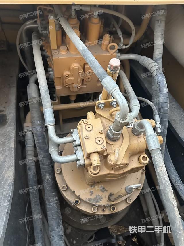 回转马达和主控阀（整机外观）