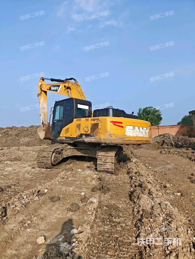三一重工SY215C挖掘機(jī)