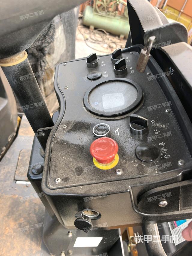 操作台全景（压路机驾驶室）