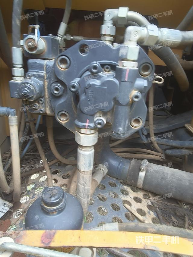 液压泵舱室正面整体(整机外观) 液压泵舱室正面整体(整机外观)