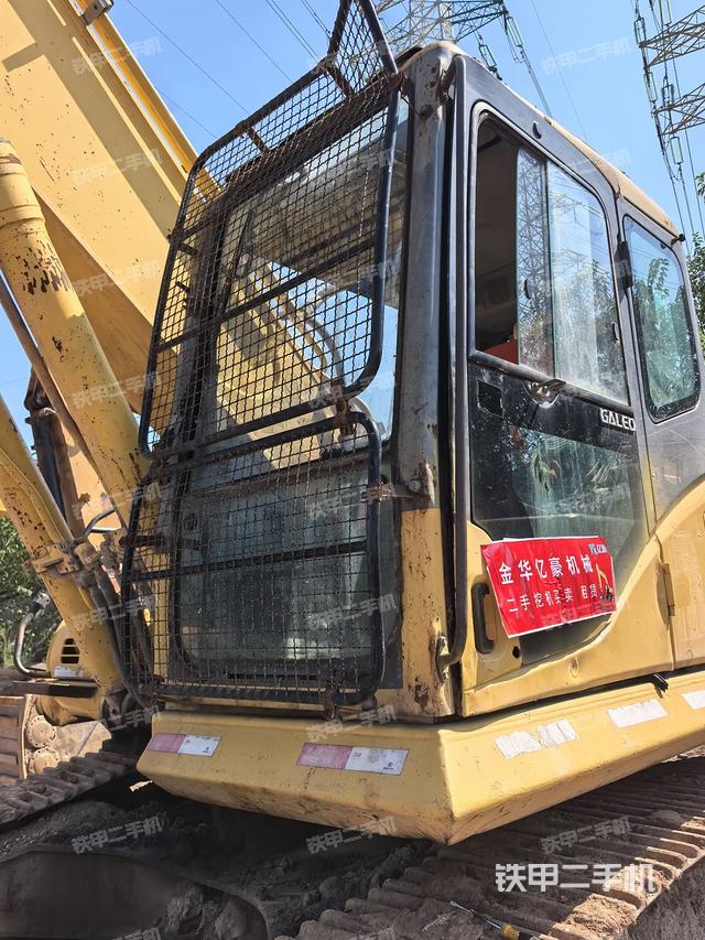 行走控制手柄和踏板?俯拍（駕駛室部分）