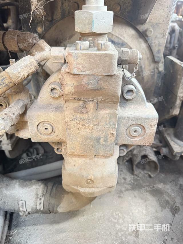 液壓泵艙室正面整體（整機外觀）