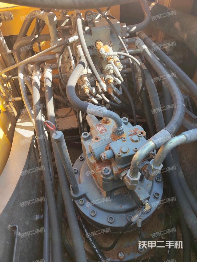 回轉(zhuǎn)馬達(dá)和主控閥（整機(jī)外觀）