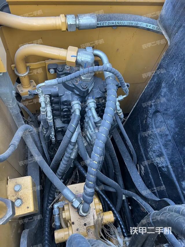 回轉(zhuǎn)馬達(dá)和主控閥（整機(jī)外觀(guān)）