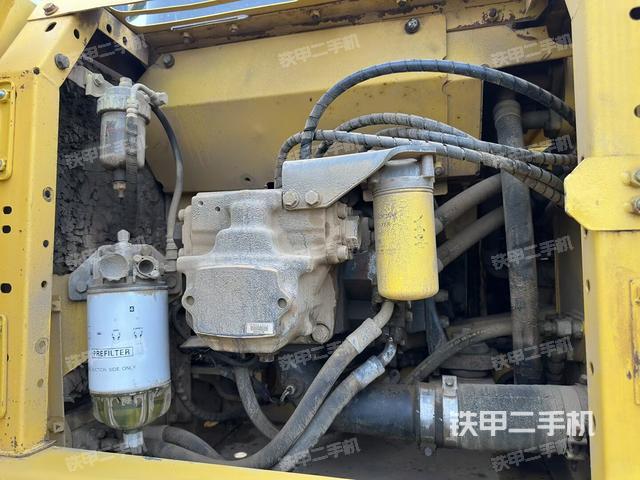 液压泵舱室正面整体（整机外观）