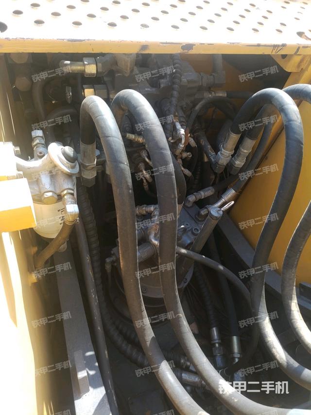 回轉(zhuǎn)馬達(dá)和主控閥（整機(jī)外觀）