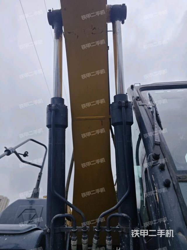 大臂油缸整体 竖拍（工作和回转装置）