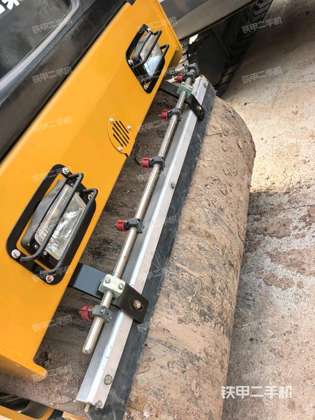 前轮左侧减震块连接及部件（压路机前后车架）