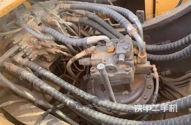 回转马达和主控阀（整机外观）