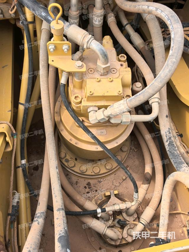 回轉(zhuǎn)馬達(dá)和主控閥（整機(jī)外觀）