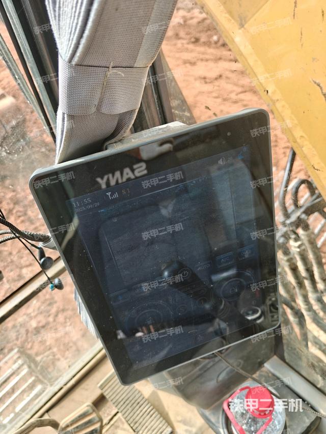 行走控制手柄和踏板 俯拍（驾驶室部分）