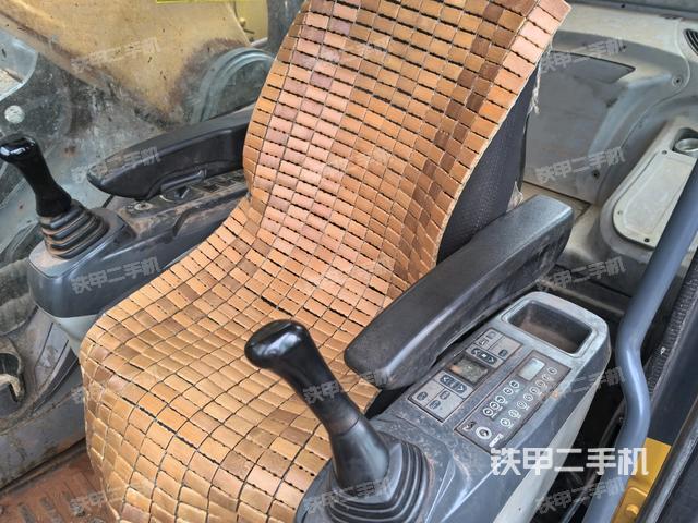 座椅右側(cè)控制臺(tái)/鑰匙門/油門/含右手柄（駕駛室部分）