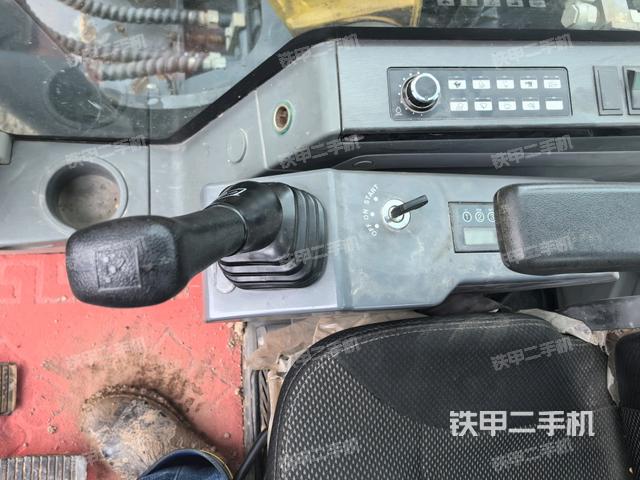 座椅右側控制臺/鑰匙門/油門/含右手柄（駕駛室部分）