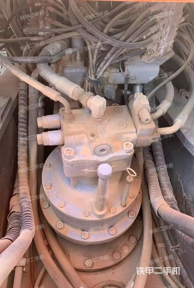 回轉(zhuǎn)馬達(dá)和主控閥（整機(jī)外觀）