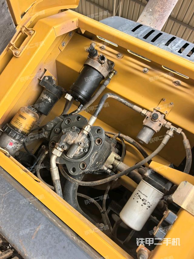 液壓泵艙室正面整體（整機外觀）