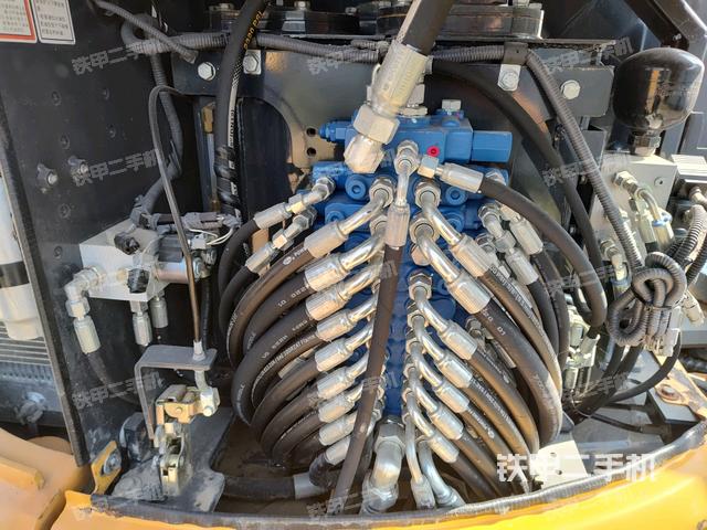 回轉(zhuǎn)馬達和主控閥（整機外觀）