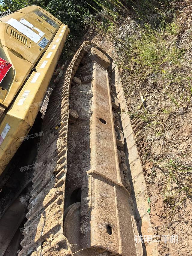 左驅(qū)動輪（行走機構(gòu)）