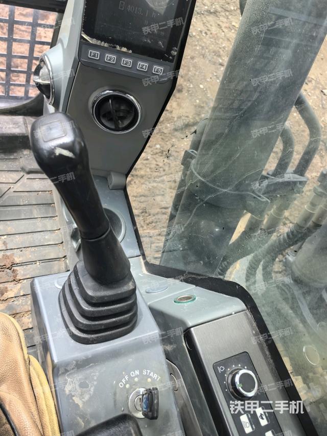 座椅右侧控制台/钥匙门/油门/含右手柄（驾驶室部分）