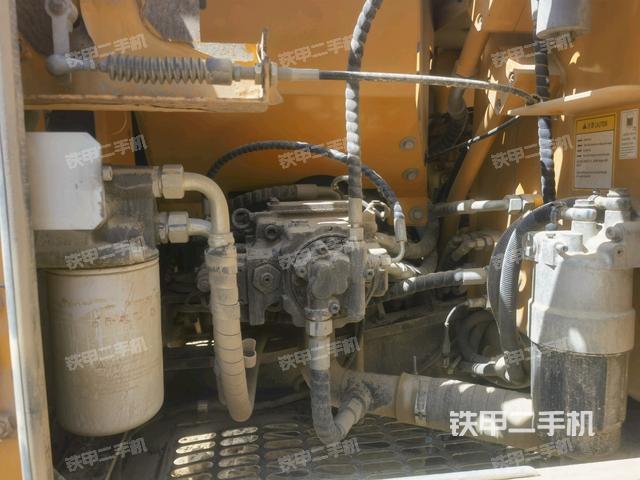 液壓泵艙室正面整體（整機外觀）