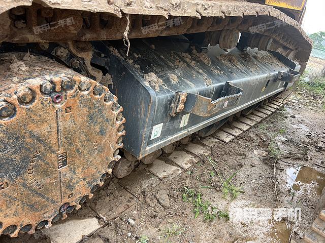 单侧履带整体(整机外观) 单侧履带整体(整机外观)