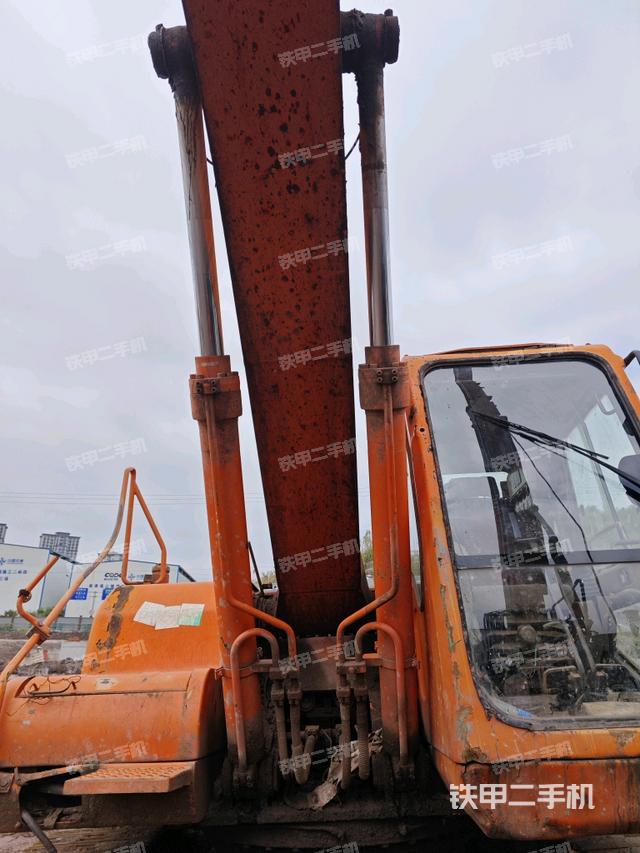 大臂油缸整体 竖拍（工作和回转装置）