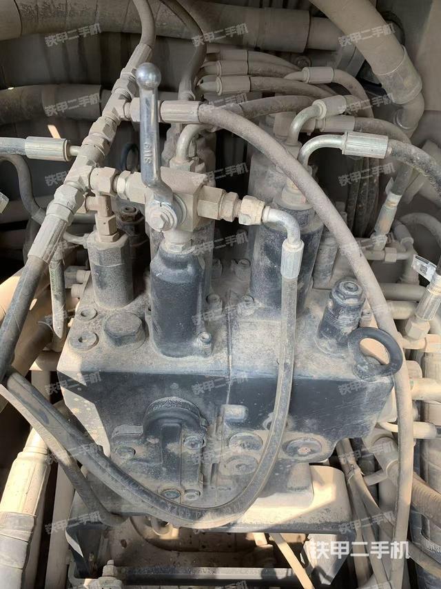 回转马达和主控阀（整机外观）