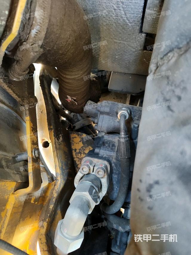 液壓泵艙室正面整體（整機外觀）