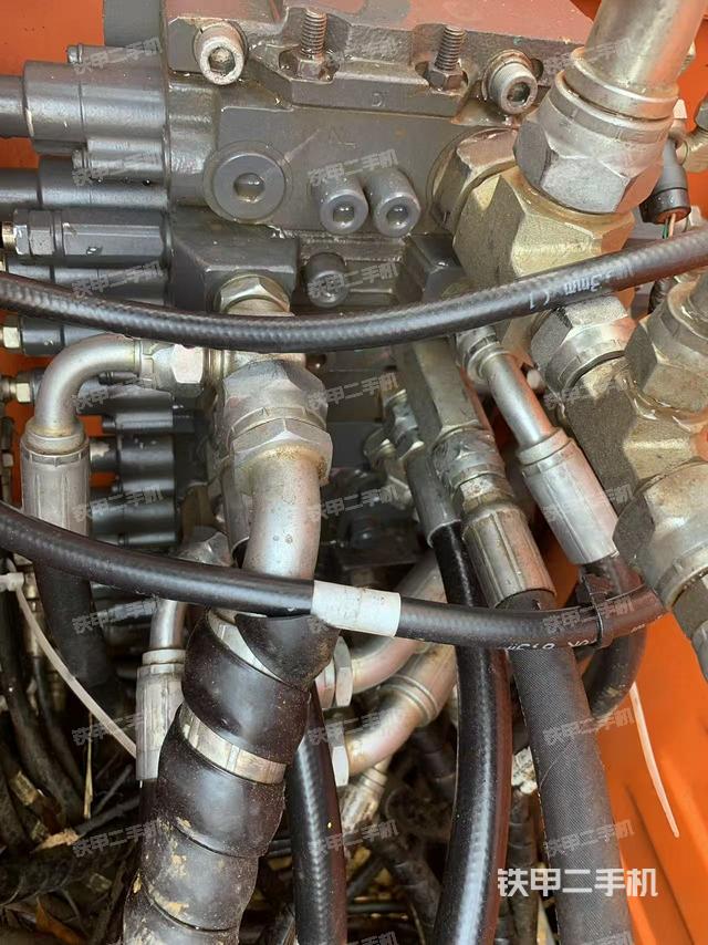 回轉(zhuǎn)馬達(dá)和主控閥（整機(jī)外觀）