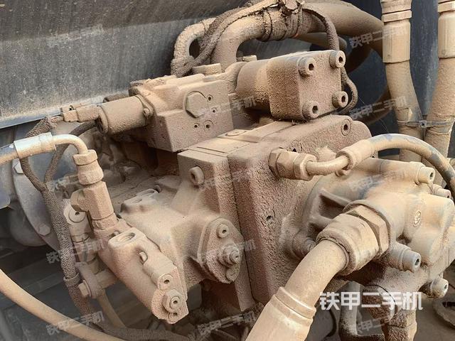 液压泵舱室正面整体（整机外观）